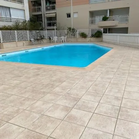 F2 Climatise A Golfe -juan En Front De Et Piscine *