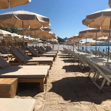F2 Climatise A Golfe -juan En Front De Et Piscine *