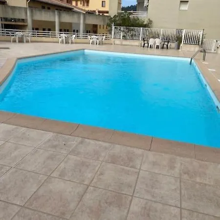 F2 Climatise A Golfe -juan En Front De Et Piscine